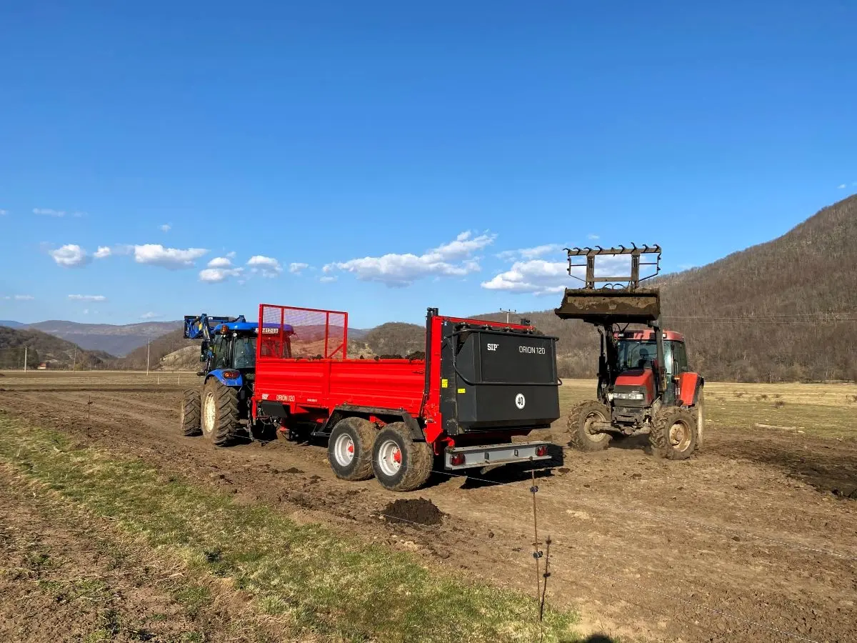 Rad na farmi, razbacivanje gnoja