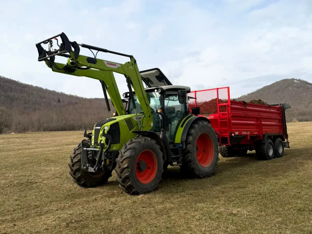 Razbacivanje stajskog gnoja na livade